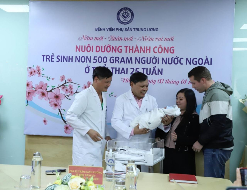 Niềm vui của các y bác sỹ và gia đình bệnh nhân khi em bé khoẻ mạnh. (Ảnh: PV/Vietnam+)