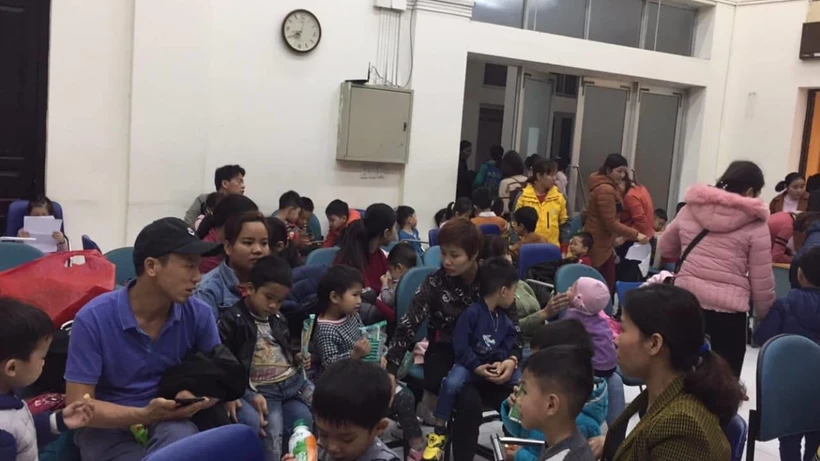 Bệnh nhân tới khám đông bất ngờ tại Bệnh viện Bệnh nhiệt đới Trung ương. (Ảnh: PV/Vietnam+)