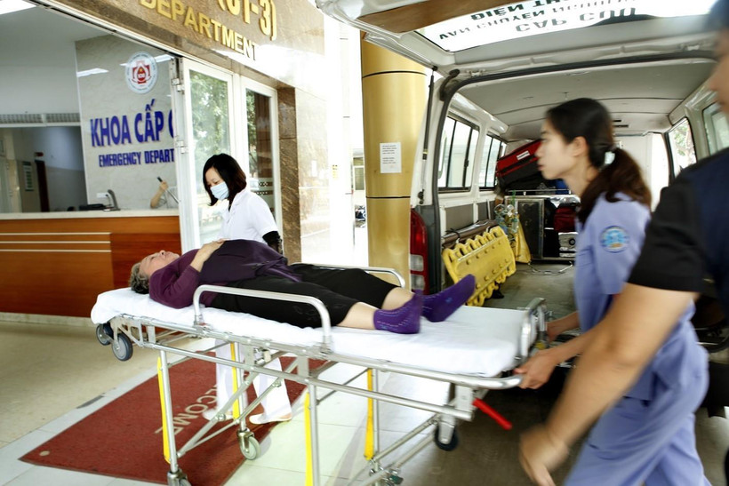 Cấp cứu cho một bệnh nhân. (Ảnh: Dương Ngọc/TTXVN)