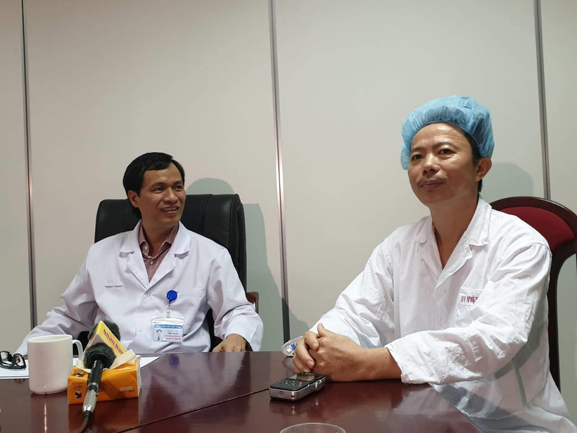 Bệnh nhân tên Cao Quang Cảnh và phó giáo sư Đồng Văn Hệ cùng chia sẻ lại về ca mổ. (Ảnh: PV/Vietnam+)