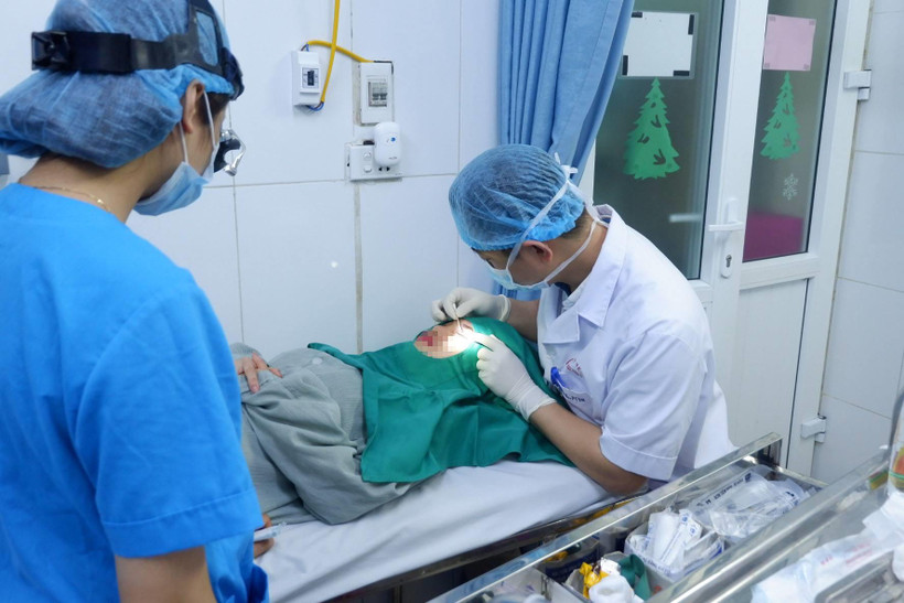 Bác sỹ đang can thiệp cho nữ bệnh nhân. (Ảnh: PV/Vietnam+)