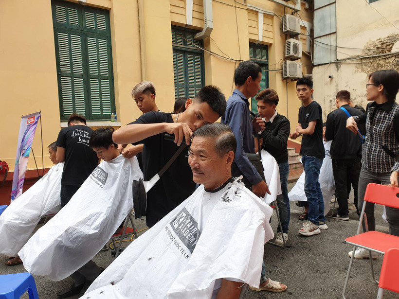 Cắt tóc cho bệnh nhân tại Ngày hội nhân ái - Kết nối sẻ chia. (Ảnh: PV/Vietnam+)