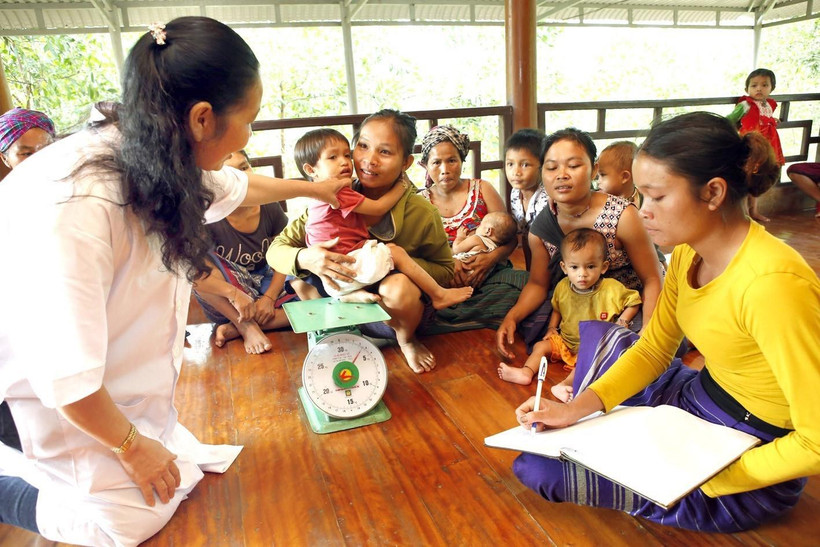 Theo dõi sức khoẻ, tình trạng dinh dưỡng cho trẻ em. (Ảnh: Dương Ngọc/TTXVN)
