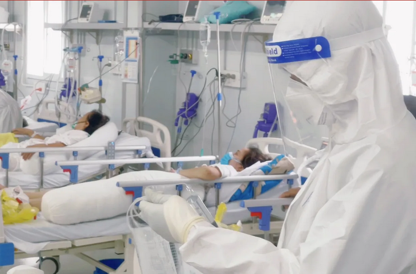 Các y bác sỹ chăm sóc cho bệnh nhân tại các bệnh viện điều trị COVID-19. (Ảnh: PV/Vietnam+)