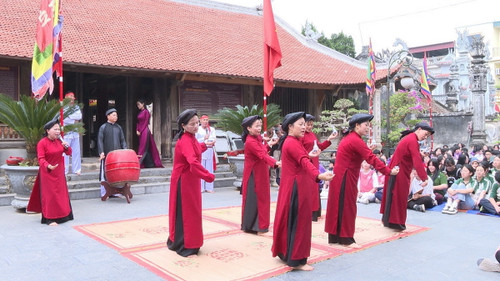 Các nghệ nhân làng Xoan gốc biểu diễn Hát Xoan tại Đình Hùng Lô, xã Hùng Lô, thành phố Việt Trì, thu hút đông đảo người dân và du khách tham gia. (Ảnh TTXVN phát) ttxvn_nghe_hat_xoan_lang_co.jpg