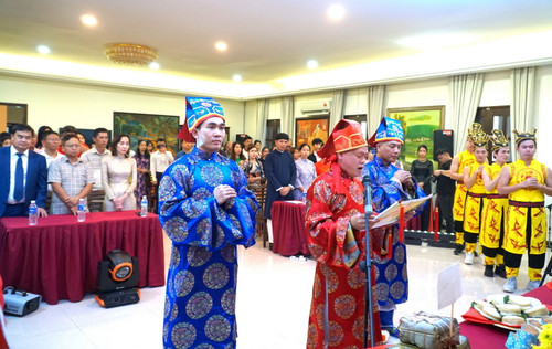 Ông Nguyễn Quốc Hoàng, Phó Chủ tịch Hiệp hội hữu nghị Malaysia-Việt Nam chủ trì Lễ tế và dâng hương Quốc Tổ Hùng Vương tại Malaysia. (Ảnh: Hằng Linh/TTXVN) ttxvn_nguoi_viet_tai_malaysia_to_chuc_le_gio_to_hung_vuong_2024.jpg