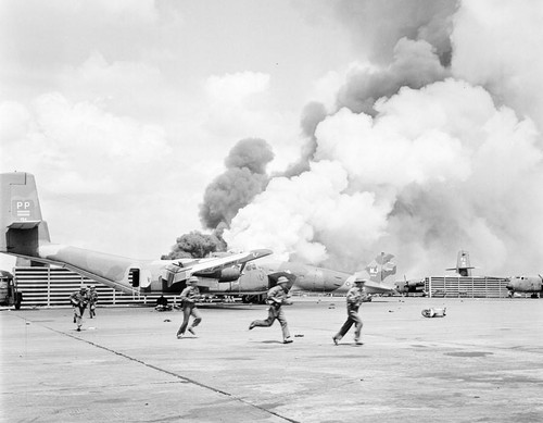 Ngày 28/4/1975, các trận địa pháo của ta nã đạn vào sân bay Tân Sơn Nhất. Tuy nhiên, phải tới 14 giờ ngày 30/4, sân bay Tân Sơn Nhất mới thực sự im tiếng súng. (Ảnh: Đinh Quang Thành/TTXVN) ttxvn_2204_chien dich hcm (3).jpg
