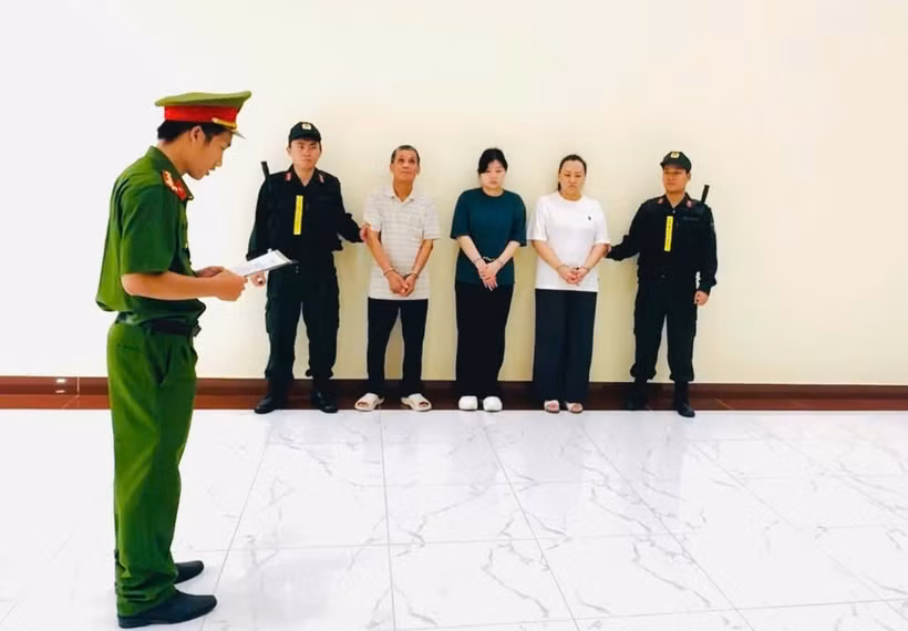 Cơ quan Cảnh sát điều tra Công an TP. Hồ Chí Minh ra quyết định khởi tố bị can và thi hành lệnh bắt tạm giam đối với Đặng Ngọc Minh, Lý Ngọc Thu và Lý Ngọc Tuyết về tội “Vi phạm quy định về đấu thầu gây hậu quả nghiêm trọng”. Riêng Đặng Ngọc Minh còn bị khởi tố thêm về tội “Làm giả tài liệu của cơ quan, tổ chức; sử dụng tài liệu giả của cơ quan, tổ chức”. (Ảnh: CA Thành phố Hồ Chí Minh cung cấp)