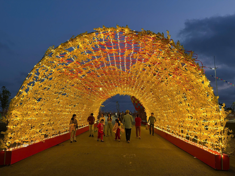 Không gian Tết Xuân Cần Giờ thu hút khách tham quan chụp hình ghi lại những khoảnh khắc đẹp. (Ảnh: PV/Vietnam+)