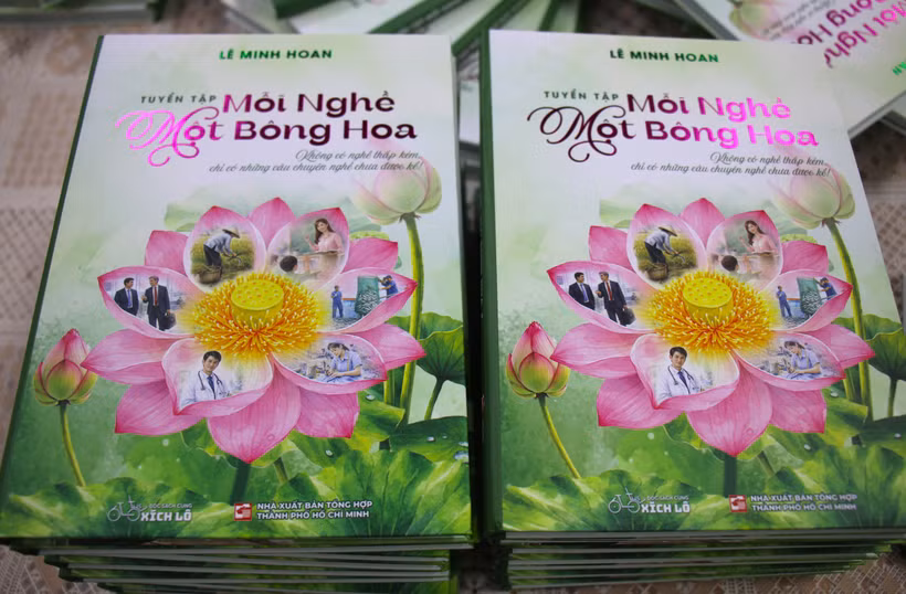 Bìa sách “Mỗi nghề một bông hoa” vừa được ra mắt. (PV/Vietnam+)