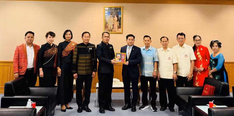 Tổng Lãnh sự Đinh Hoàng Linh trao tặng sách “Bác Hồ ở Thái Lan” cho ông Suwan Khemthanaphet Tỉnh trưởng Kalasin.