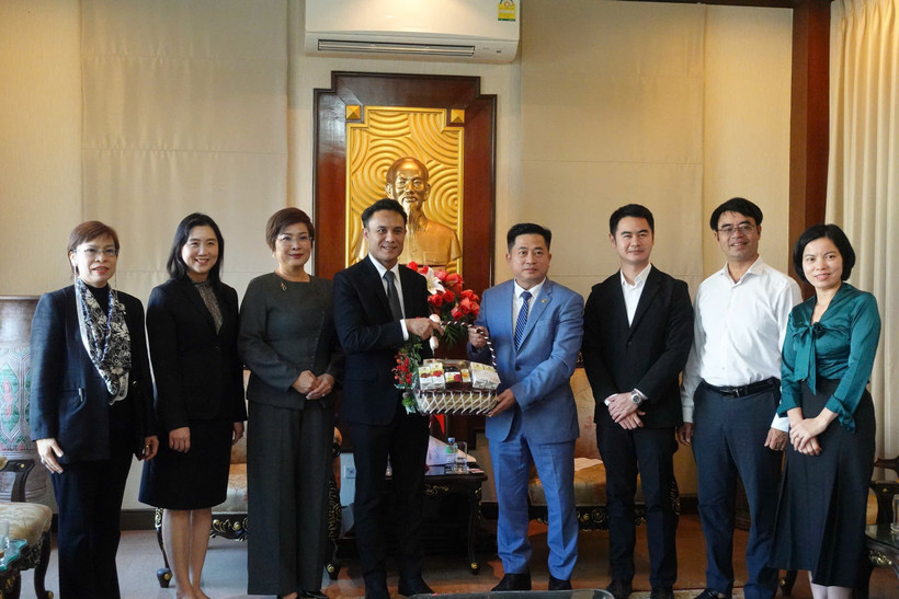 Đoàn trường Đại học Khon Kaen chúc mừng năm mới Tổng Lãnh sự Đinh Hoàng Linh và cán bộ nhân viên TLSQ Việt Nam tại Khỏn Kèm, Thái Lan. (Ảnh: PV/Vietnam+)