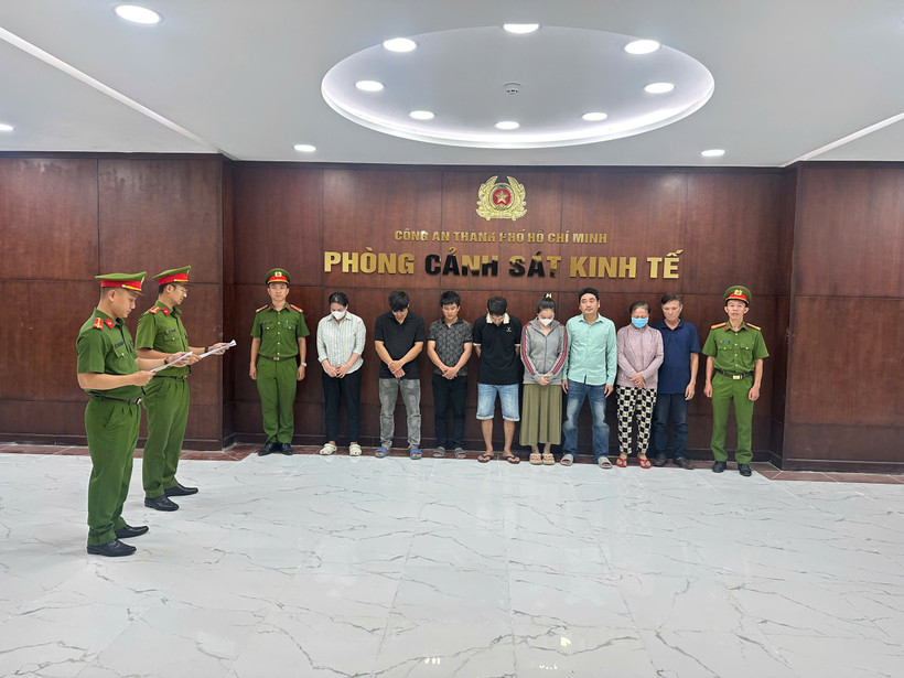 Cơ quan Cảnh sát điều tra tống đạt quyết định khởi tố bị can. (Ảnh: CA Thành phố Hồ Chí Minh cung cấp)