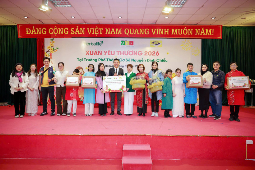 Ban lãnh đạo Herbalife trao quà Xuân Yêu thương tại Trường Phổ thông cơ sở Nguyễn Đình Chiểu, Hà Nội. (Ảnh: PV/Vietnam+).