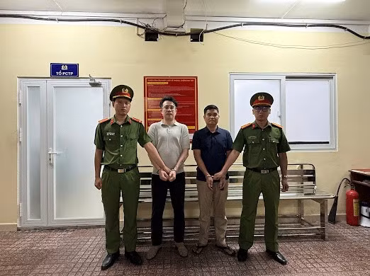 ông Trần Thanh Lâm (thứ 2 từ phải sang) và ông Dương Quốc Thái (thứ 2 từ trái sang) bị bắt giữ để điều tra về hành vi “gây rối trật tự công cộng” xuất phát từ va chạm giao thông. (Ảnh: CA Thành phố Hồ Chí Minh cung cấp)
