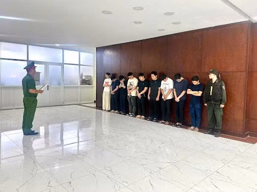 Phòng Cảnh sát kinh tế Công an Thành phố Hồ Chí Minh cho biết quyết định khởi tố bị can, bắt tạm giam 12 đối tượng về tội "Lừa đảo chiếm đoạt tài sản" theo Điều 174 Bộ luật Hình sự, liên quan đến hoạt động của Chi nhánh Công ty TNHH Holidays Việt Nam. (Ảnh: CA Thành phố Hồ Chí Minh cung cấp)