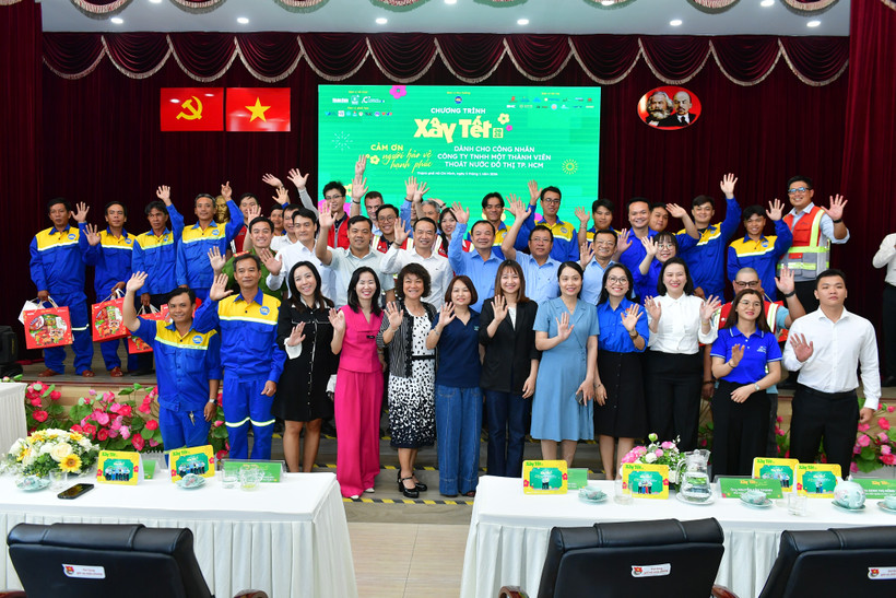 Chương trình trao quà Tết cho 500 công nhân thoát nước đô thị Thành phố Hồ Chí Minh. (Ảnh: Khánh Ly/Vietnam+)