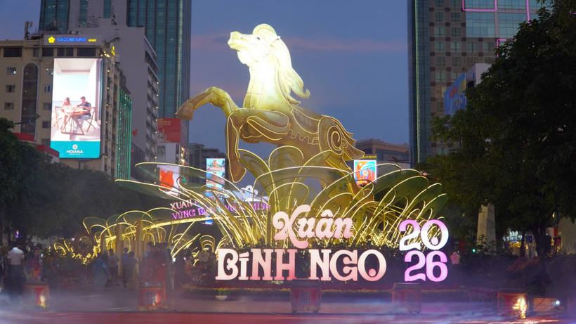 Hình ảnh con ngựa thần trong truyền thuyết Thánh Gióng vươn mình bay lên, được cách điệu qua tác phẩm đặt tại khu vực trung tâm kích thước 7m, chiều dài 9m, nằm trên bệ cao 4 m, bức tượng được tích hợp công nghệ cơ khí, cho phép cử động đầu và chân, tạo ấn tượng chào đón sống động. (Ảnh: Khánh Ly/Vietnam+)