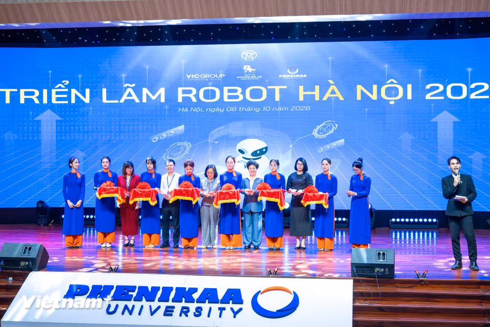 Triển lãm do Sở Khoa học và Công nghệ Hà Nội chủ trì, với sự tham gia tổ chức của Trung tâm Chuyển đổi số thành phố Hà Nội nhằm giới thiệu những thành tựu khoa học, công nghệ tiên tiến, đồng thời kiến tạo mạng lưới kết nối giữa cơ quan quản lý, viện nghiên cứu, trường đại học và doanh nghiệp công nghệ. (Ảnh: Minh Sơn/Vietnam+)