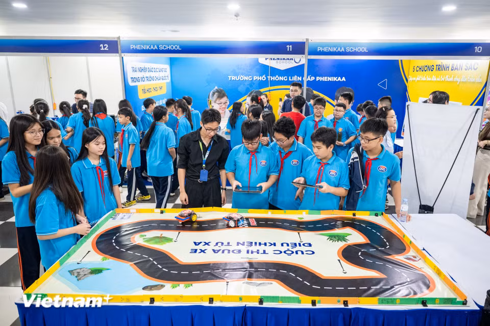 Mỗi học sinh, sinh viên tham gia Triển lãm có thể tiếp tục tìm hiểu về AI, lập trình, cơ khí, điện tử, điều khiển tự động hoặc khoa học dữ liệu trong tương lai. (Ảnh: Minh Sơn/Vietnam+)