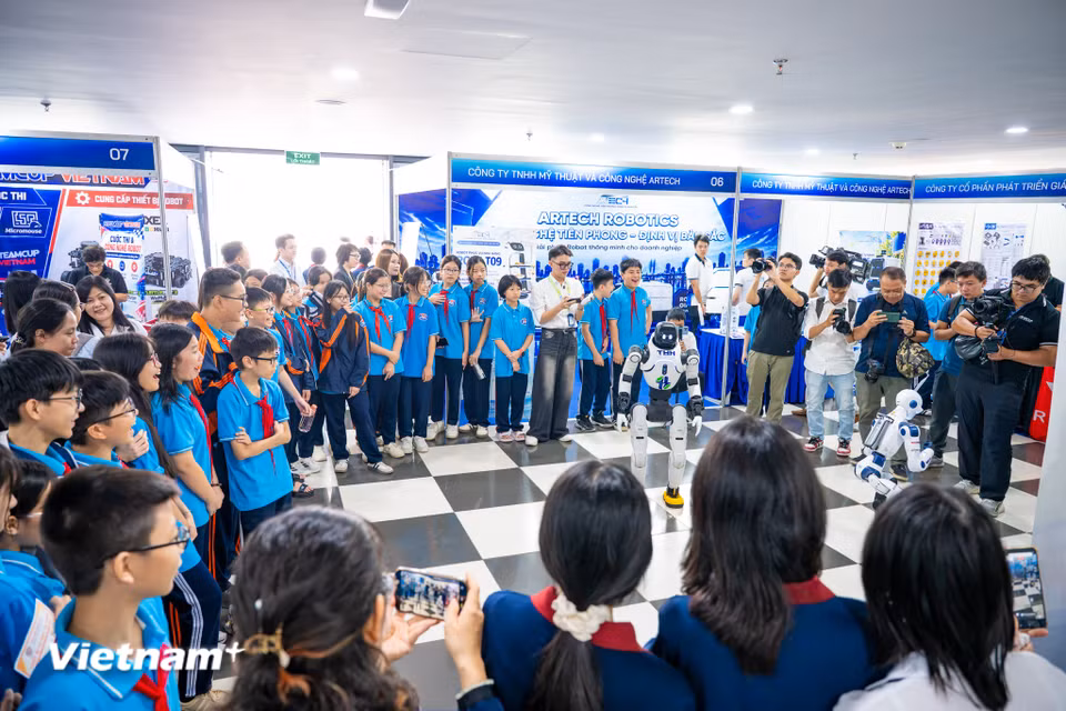 Điểm đáng chú ý đây là một trong những triển lãm đầu tiên tại Hà Nội tập trung đưa robot, AI và công nghệ tự động hóa đến gần với đối tượng học sinh, sinh viên theo cách trực quan và tương tác. (Ảnh: Minh Sơn/Vietnam+)