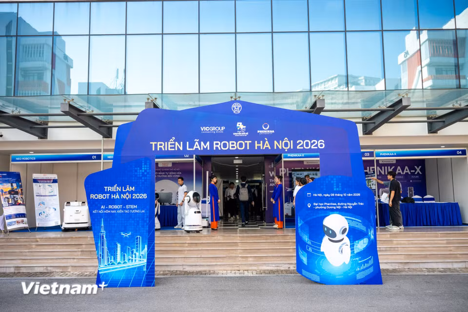 Sáng 8/10, tại Đại học Phenikaa, Triển lãm Robot Hà Nội 2026 chính thức diễn ra, đưa hàng loạt công nghệ robot, trí tuệ nhân tạo (AI), tự động hóa và các giải pháp công nghệ mới đến gần hơn với học sinh, sinh viên Thủ đô. (Ảnh: Minh Sơn/Vietnam+)