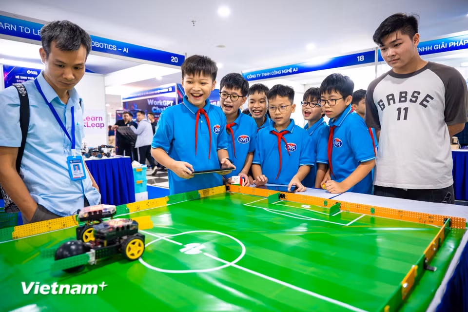 Sự đa dạng này tạo nên một không gian mà công nghệ đa giác quan. Đối với học sinh, đây cũng là cách đưa STEM ra khỏi phạm vi của sách giáo khoa. (Ảnh: Minh Sơn/Vietnam+)