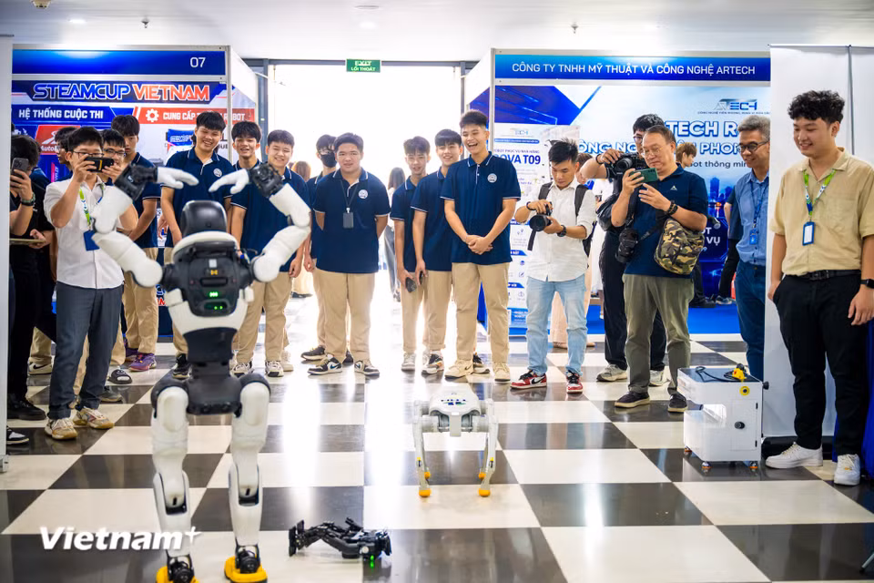Các dòng robot hình người, robot bốn chân trình diễn khả năng vận động và tương tác, trong khi robot giải trí, robot lập trình STEM và robot chơi cờ mang đến những trải nghiệm gần gũi hơn với học sinh, sinh viên. (Ảnh: Minh Sơn/Vietnam+)