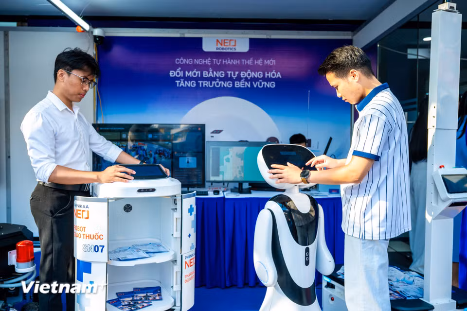Điều đáng chú ý hơn cả ở Triển lãm Robot Hà Nội 2026 không nằm ở số lượng robot xuất hiện mà ở cách những công nghệ này được kết nối với thế hệ trẻ. Robot và AI đang nhanh chóng chuyển từ những công nghệ mang tính trình diễn sang các công cụ được ứng dụng trong sản xuất và đời sống. (Ảnh: Minh Sơn/Vietnam+)