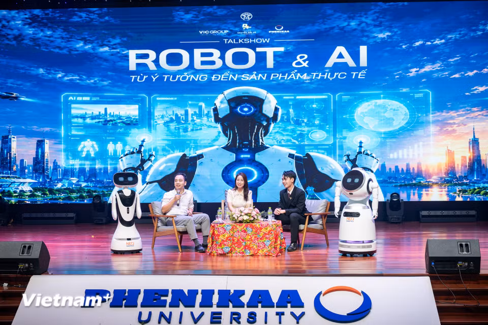 Qua Triển lãm và Toạ đàm song song, các bạn học sinh, sinh viên sẽ thấy robot không còn chỉ là một sản phẩm để ngắm nhìn. AI không còn là khái niệm xa xôi trên màn hình máy tính. Công nghệ trở thành thứ có thể chạm vào, đặt câu hỏi, thử nghiệm và tương tác. (Ảnh: Minh Sơn/Vietnam+)