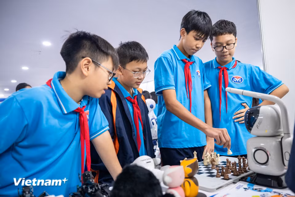 Hệ thống robot thi đấu cờ vua thông minh sử dụng AI, có khả năng thi đấu ở nhiều cấp độ, từ cơ bản đến nâng cao. Robot sử dụng camera AI kết hợp hệ thống định vị thông minh để nhận diện vị trí các quân cờ trên bàn cờ thật theo thời gian thực. Đặc biệt, cánh tay cơ khí có khả năng trực tiếp di chuyển quân cờ tạo nên trải nghiệm chơi cờ chân thực. (Ảnh: Minh Sơn/Vietnam+)