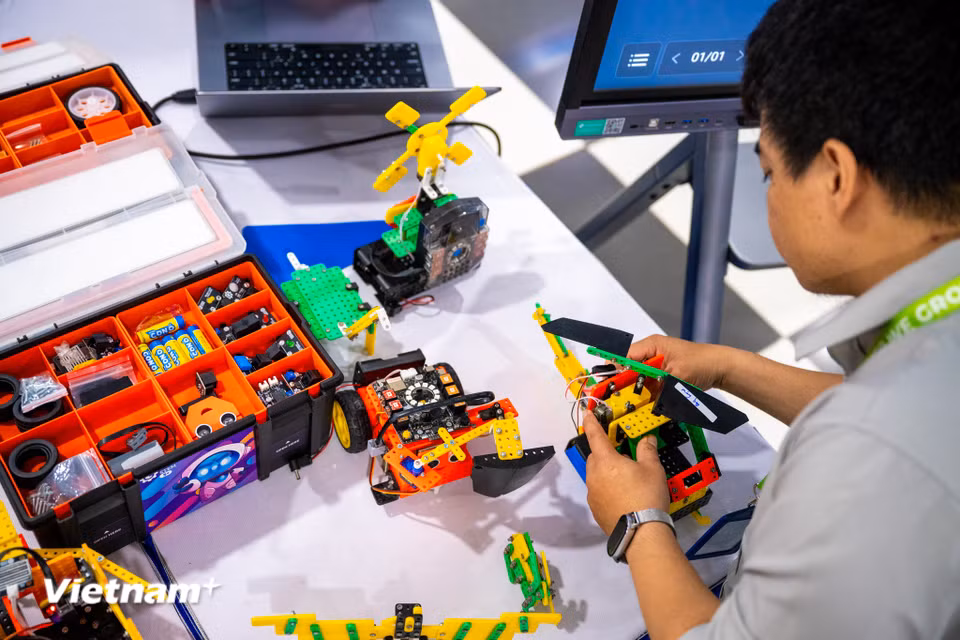 Từ robot công nghiệp đến robot giáo dục, từ AI đến thị giác máy tính, từ tự động hóa đến IoT, những công nghệ được giới thiệu tại triển lãm đều có thể trở thành những "bài học sống" về năng lực công nghệ. (Ảnh: Minh Sơn/Vietnam+)