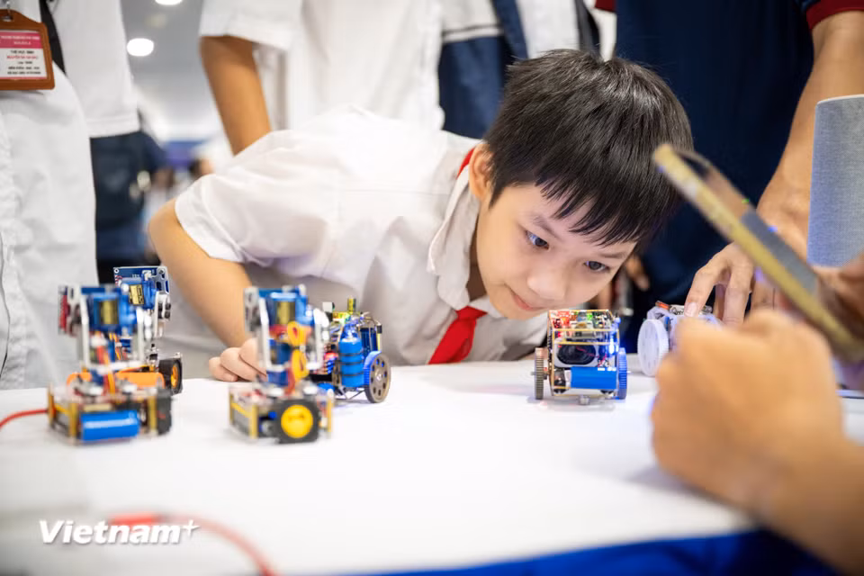 Việc để học sinh và sinh viên tiếp xúc sớm với robot, AI, tự động hóa và các công nghệ mới có ý nghĩa giúp các em hình thành sự tò mò, tư duy giải quyết vấn đề và bước đầu nhận diện những lĩnh vực nghề nghiệp mới đang hình thành. (Ảnh: Minh Sơn/Vietnam+)