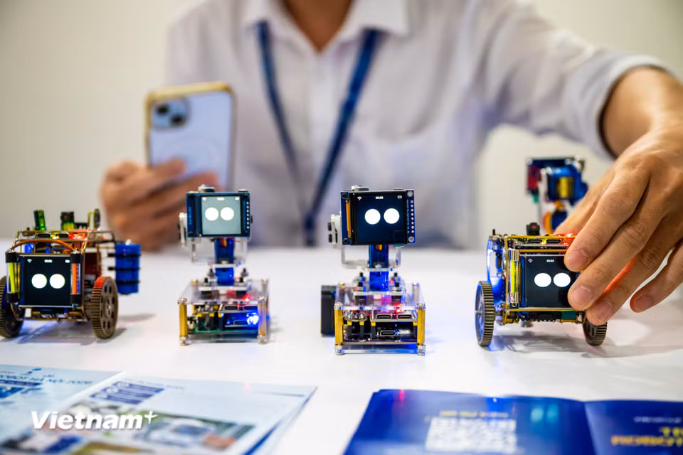 Đó cũng là lý do những không gian kết nối giữa Nhà nước, nhà trường, viện nghiên cứu, doanh nghiệp và học sinh, sinh viên ngày càng có ý nghĩa trong quá trình hình thành hệ sinh thái đổi mới sáng tạo. (Ảnh: Minh Sơn/Vietnam+)