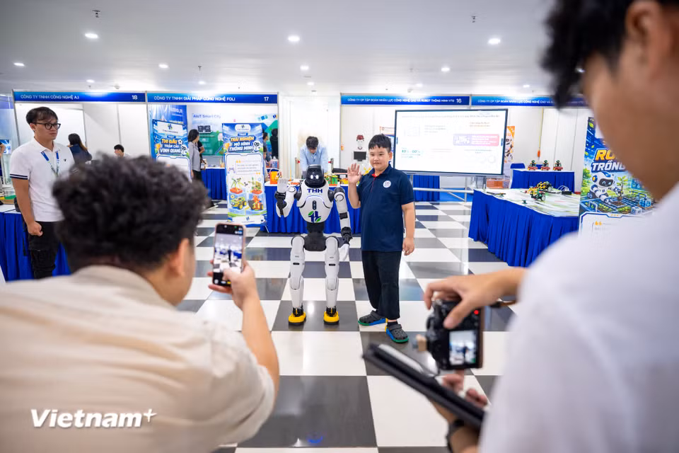 Triển lãm năm nay quy tụ 25 gian hàng trên diện tích khoảng 300m2 cùng Khu Trải nghiệm STEM tương tác. (Ảnh: Minh Sơn/Vietnam+)