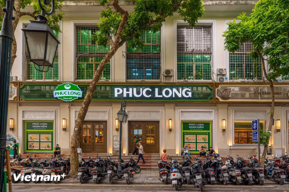 Giới trẻ đến đây chỉ muốn tìm đến một nơi dừng chân sau khi rảo bước quanh Bờ Hồ thay vì đi tìm kiếm một cuốn sách. (Ảnh: Minh Sơn/Vietnam+)