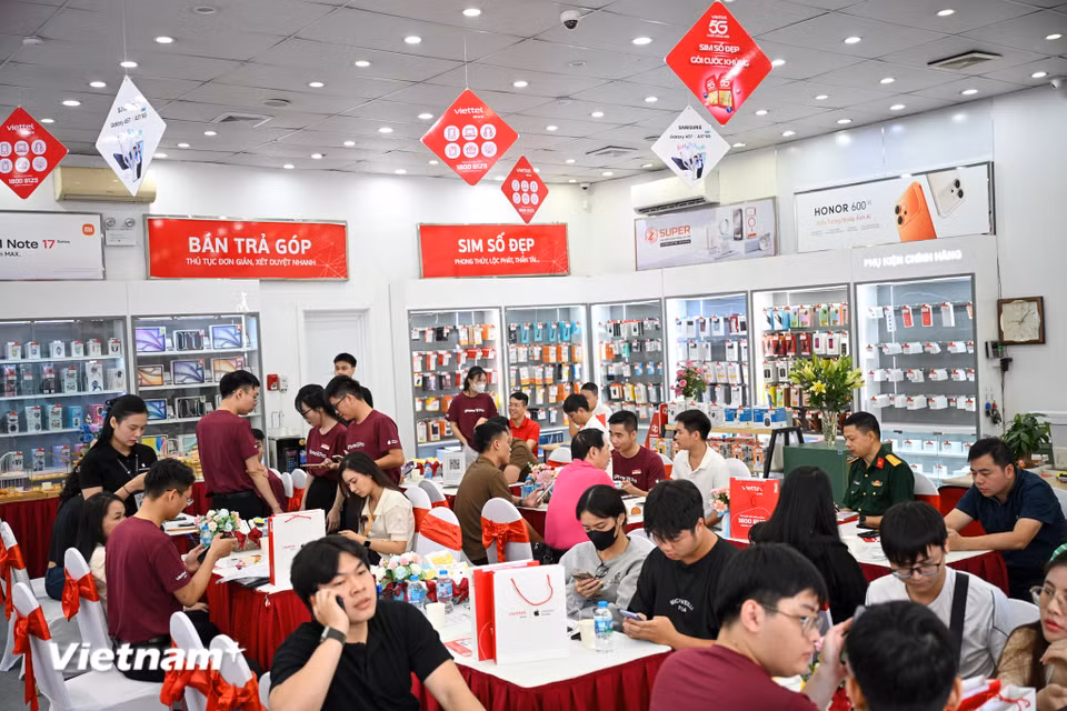 Tuy nhiên đại diện cửa hàng cho biết trong ngày cũng chỉ giao vài chục máy đến khách hàng đăng ký nhận trước và sẽ trả hàng trải dài cho khách đến tháng 10. (Ảnh: Minh Sơn/Vietnam+)
