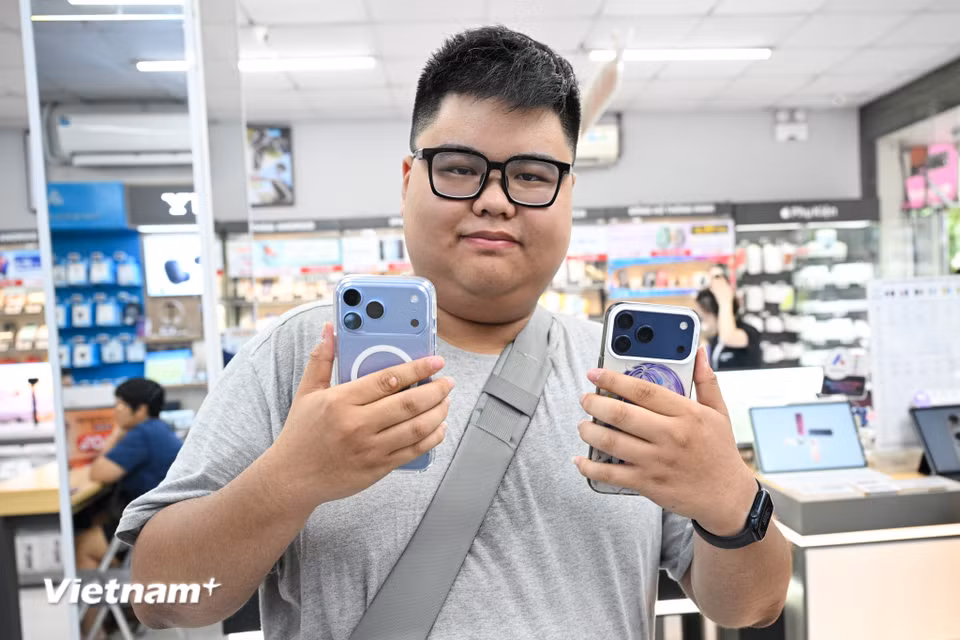 Tại đại lý CellphoneS trên phố Đại Cồ Việt (Hà Nội), anh Nguyễn Quang Huy là người đầu tiên có mặt để nhận máy. Anh cho biết đã đến xếp hàng từ 7 giờ và lựa chọn iPhone 18 Pro Max bản 512 GB màu xanh. (Ảnh: Minh Sơn/Vietnam+)