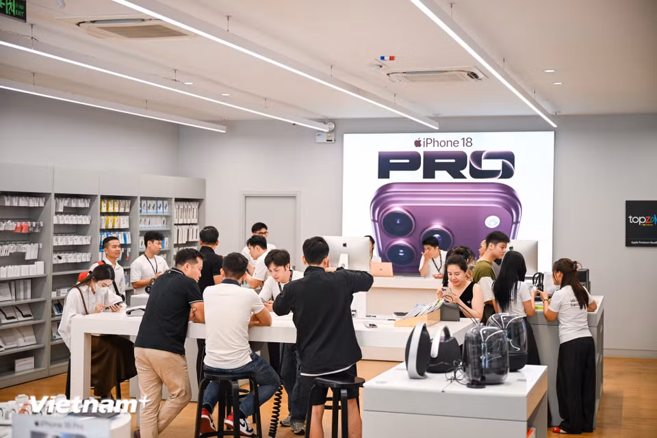 Tại đại lý TopZone trên phố Xã Đàn ghi nhận tình trạng thưa thớt khách đến nhận máy. (Ảnh: Minh Sơn/Vietnam+)