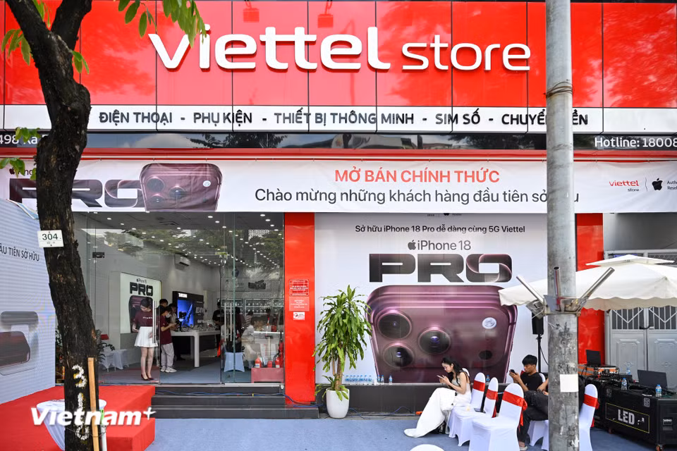 Viettel Store chính thức trả hàng iPhone 18 Pro series từ 8 giờ sáng ngày 18/9 tại gần 500 điểm bán trên toàn quốc. (Ảnh: Minh Sơn/Vietnam+)