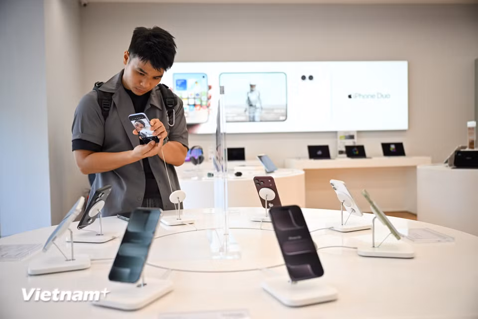 Trong số các phiên bản được khách hàng quan tâm, iPhone 18 Pro Max màu Đỏ Burgundy và Băng Thanh là hai lựa chọn được yêu thích tại hệ thống. (Ảnh: Minh Sơn/Vietnam+)