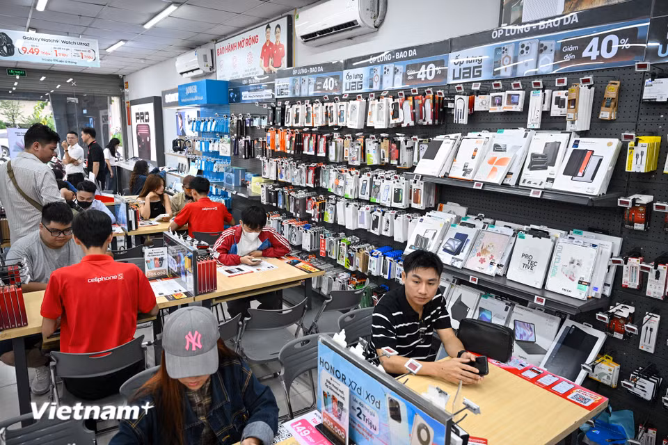 Các đại lý cũng lựa chọn 8 giờ buổi sáng để giao máy cũng tạo ra thay đổi đáng chú ý so với những năm trước. Trước đây, một số hệ thống từng tổ chức sự kiện giao iPhone mới từ 0 giờ. Người dùng thường phải xếp hàng từ tối hôm trước, thậm chí thức xuyên đêm để trở thành những người đầu tiên nhận sản phẩm. (Ảnh: Minh Sơn/Vietnam+)