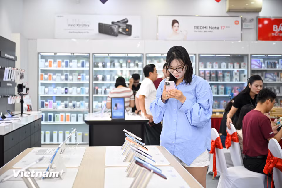 Ghi nhận tại cửa hàng Viettel Store tại Xã Đàn rất đông khách hàng đến nhận máy. (Ảnh: Minh Sơn/Vietnam+)
