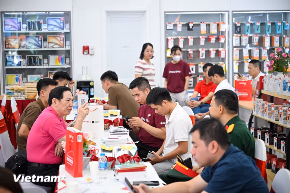 Bộ đôi điện thoại mới được Apple cho đặt hàng từ ngày 12/9 tại hơn 60 thị trường. Việt Nam là một trong những thị trường đầu tiên của thế giới mở bán iPhone cho khách vào 18/9. (Ảnh: Minh Sơn/Vietnam+)