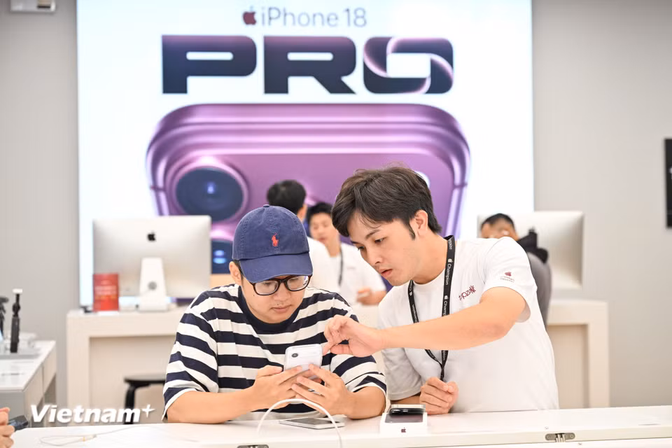 Đại diện cửa hàng cho biết trong ngày hôm nay do máy về số lượng ít nên chỉ giao khoảng vài chục máy cho khách. (Ảnh: Minh Sơn/Vietnam+)