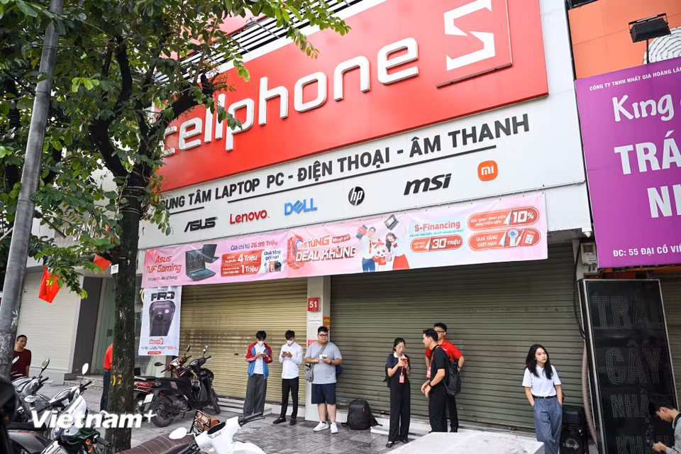 Sáng ngày 18/9, các hệ thống bán lẻ ủy quyền chính hãng Apple như CellphoneS, Topzone và Viettel Store bắt đầu mở bán iPhone 18 Pro và iPhone 18 Pro Max dành cho khách hàng đã đặt trước. Hoạt động giao máy được triển khai đồng loạt tại nhiều cửa hàng trên toàn quốc. (Ảnh: Minh Sơn/Vietnam+)