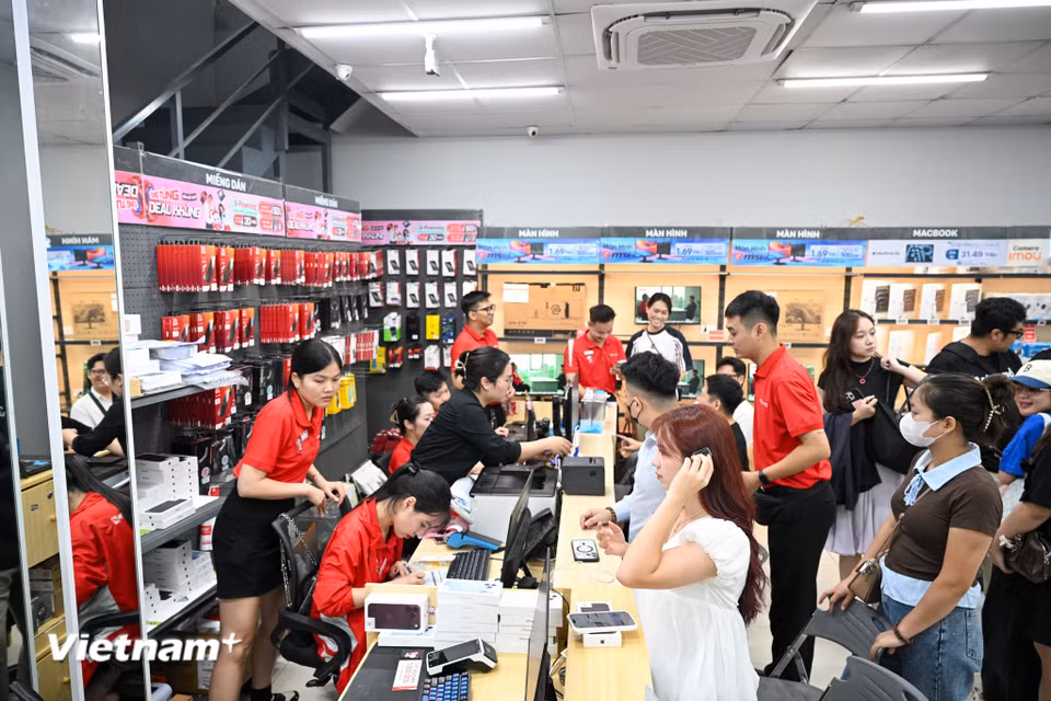 Năm nay, Việt Nam tiếp tục nằm trong nhóm những thị trường đầu tiên mở bán iPhone mới, cùng hơn 60 quốc gia và vùng lãnh thổ trên toàn cầu. (Ảnh: Minh Sơn/Vietnam+)