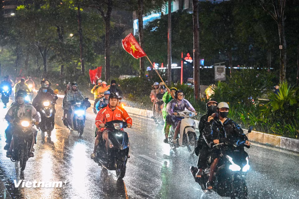 Chiến thắng 2-0 trước Thái Lan càng khiến niềm vui của người hâm mộ trở nên đặc biệt. Sau tiếng còi mãn cuộc, người hâm mộ xuống đường để mừng chiến thắng. (Ảnh: Minh Sơn/Vietnam+)