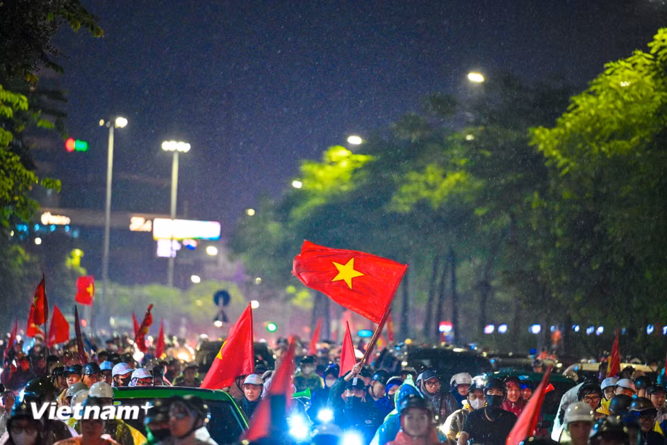 Sau chiến thắng 2-0 của đội tuyển Việt Nam trước Thái Lan trong trận chung kết lượt đi ASEAN Cup 2026 tối 22/8, hàng nghìn người hâm mộ tại Hà Nội và nhiều địa phương đã đổ xuống đường ăn mừng. (Ảnh: Minh Sơn/Vietnam+)