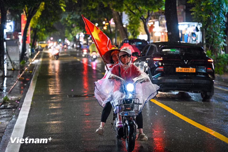 Khoảng 21 giờ 30, khi trận đấu vừa kết thúc, dòng người bắt đầu đổ về các tuyến phố trung tâm Hà Nội ngày một đông. (Ảnh: Minh Sơn/Vietnam+)